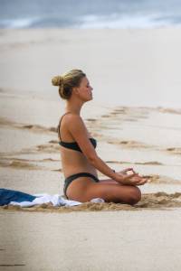Kelly Rohrbach Topless On The Beach In Hawaii-h7b42v5tks.jpg