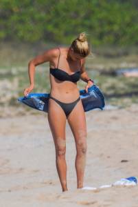 Kelly Rohrbach Topless On The Beach In Hawaii-l7b42v2wca.jpg