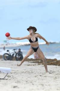 Eugenie-Bouchard-Nip-Slip-On-The-Beach-In-Miami-c7b4h68a7i.jpg