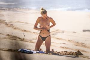 Kelly Rohrbach Topless On The Beach In Hawaii37b42vp0nw.jpg