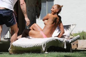 Melanie-Brown-Topless-At-A-Resort-In-Desert-Springs-l7b4h2ky5t.jpg