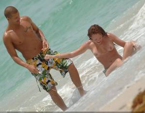 Natasha-Hamilton-Topless-On-The-Beach-In-Miami-n7b4h1jw4u.jpg