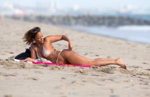 Sundy-Carter-Topless-On-The-Beach-In-Malibu-47b4hj6yms.jpg