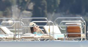 Sara Sampaio Topless Sunbathing On A Yacht In Francew7b47n97hh.jpg