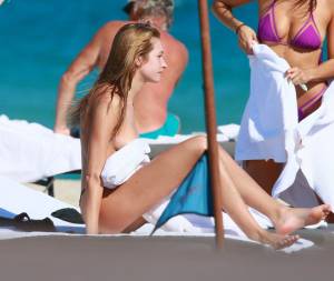 Ashlen-Alexandra-Topless-At-The-Beach-In-Miami-s7b47pl13m.jpg