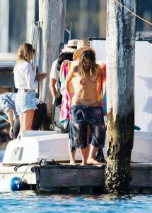 Olympia-Valance-Topless-Candids-While-Changing-For-A-Photo-Shoot-d7b47m6ju5.jpg