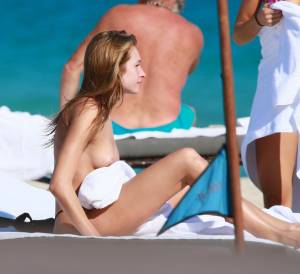 Ashlen-Alexandra-Topless-At-The-Beach-In-Miami-p7b47pkfgi.jpg