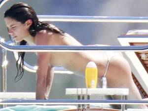 Sara Sampaio Topless Sunbathing On A Yacht In Franceq7b47na0xj.jpg
