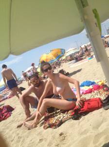 Busty-topless-beach-2-17b6d2gizc.jpg