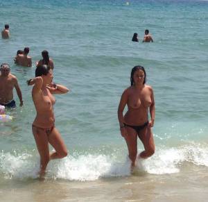 Busty-topless-beach-2-s7b6d1ulqo.jpg