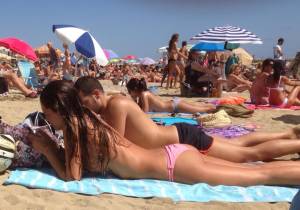 Busty-topless-beach-2-n7b6d1rxxn.jpg