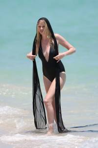 Lara Stone Topless While On A Photo Shoot In Miami h7b75g5032