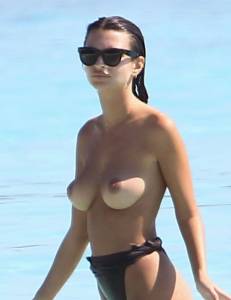 Emily Ratajkowski Topless On A Beach In Cancun, Mexico47b7424ufd.jpg