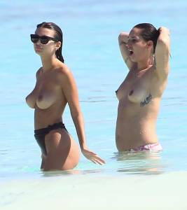 Emily Ratajkowski Topless On A Beach In Cancun, Mexico 67b742c533