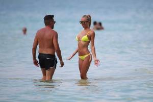 Laura Cremaschi Topless In The Sea In Miamir7b74mqino.jpg