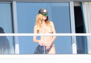 Heidi-Klum-Topless-On-A-Balcony-In-Miami-c7b74lsx4b.jpg