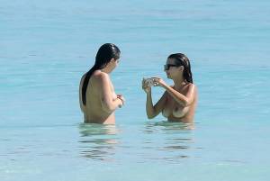 Emily Ratajkowski Topless On A Beach In Cancun, Mexicos7b742if4d.jpg