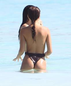 Emily-Ratajkowski-Topless-On-A-Beach-In-Cancun%2C-Mexico-y7b742ewuu.jpg