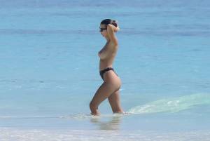 Emily Ratajkowski Topless On A Beach In Cancun, Mexico f7b74224mx