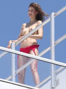 Lindsey-Wixson-Topless-On-The-Set-Of-A-Photoshoot-in-Miami-w7b75hiupx.jpg