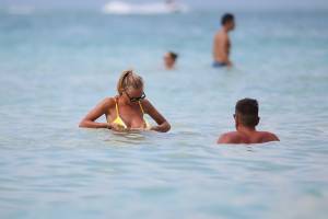 Laura Cremaschi Topless In The Sea In Miamie7b74mvsd3.jpg