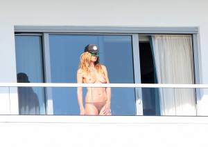Heidi-Klum-Topless-On-A-Balcony-In-Miami-k7b74llc0n.jpg