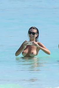 Emily Ratajkowski Topless On A Beach In Cancun, Mexico07b741odky.jpg