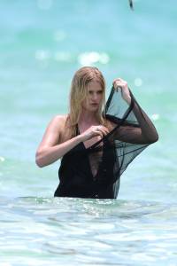 Lara Stone Topless While On A Photo Shoot In Miami v7b75g6f6i