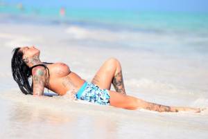 Jemma-Lucy-Topless-On-The-Beach-In-The-Caribbean-67b74ngslr.jpg
