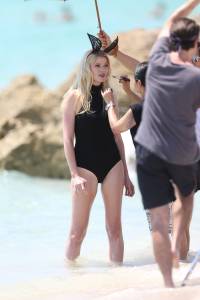 Lara-Stone-Topless-While-On-A-Photo-Shoot-In-Miami-g7b75g2src.jpg