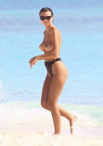 Emily Ratajkowski Topless On A Beach In Cancun, Mexicop7b741nqua.jpg