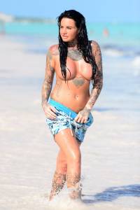Jemma-Lucy-Topless-On-The-Beach-In-The-Caribbean-m7b74neicv.jpg