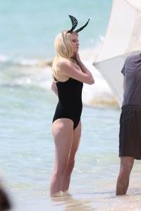 Lara Stone Topless While On A Photo Shoot In Miami-t7b75gpgxa.jpg