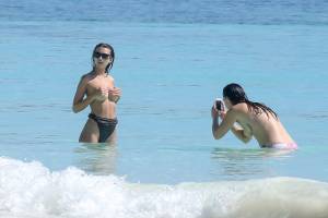 Emily Ratajkowski Topless On A Beach In Cancun, Mexico 07b741pvb3