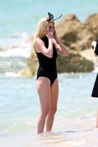 Lara Stone Topless While On A Photo Shoot In Miami s7b75gql10