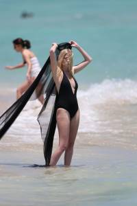 Lara-Stone-Topless-While-On-A-Photo-Shoot-In-Miami-w7b75g9zyj.jpg