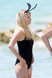 Lara Stone Topless While On A Photo Shoot In Miami l7b75g1rln