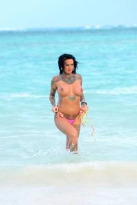 Jemma-Lucy-Topless-At-The-Beach-In-The-Dominican-Republic-t7b74mbb2v.jpg