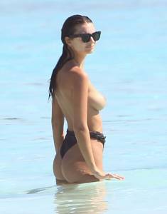 Emily Ratajkowski Topless On A Beach In Cancun, Mexicop7b742ajxi.jpg