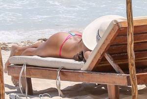 Arianny-Celeste-Topless-On-The-Beach-In-Mexico-s7b79eifw1.jpg