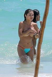 Arianny-Celeste-Topless-On-The-Beach-In-Mexico-07b79dubmy.jpg