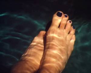 Sexy-Celebrity-Feet-Sandra-Bullock-01-07bmegwix0.jpg