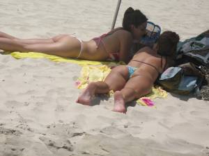 2-Sexy-Girls-On-The-Beach-x12-t7bmpqthng.jpg