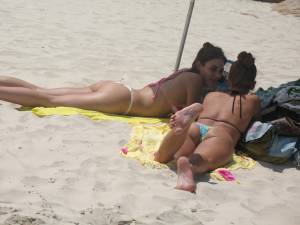 2-Sexy-Girls-On-The-Beach-x12-g7bmpqs14m.jpg