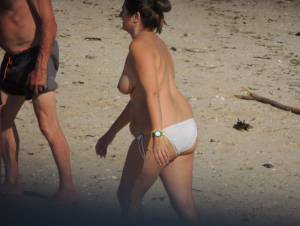 A-Topless-MILF-With-Her-Husband-on-the-Beach-57bnm12har.jpg