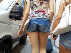 2-Sexy-18-Year-Old-Italianas-On-The-Street-d7bnqghxdl.jpg