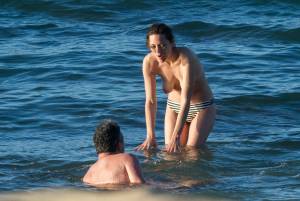 Marion-Cotillard-Topless-On-The-Island-Of-Fuerteventura-x7bntg3miq.jpg