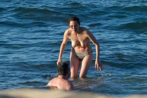 Marion-Cotillard-Topless-On-The-Island-Of-Fuerteventura-v7bntgih63.jpg