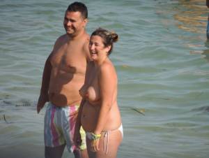 A-Topless-MILF-With-Her-Husband-on-the-Beach-x7bnm1denn.jpg