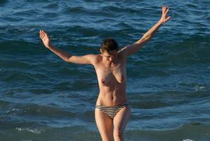 Marion-Cotillard-Topless-On-The-Island-Of-Fuerteventura-t7bntg2x6c.jpg